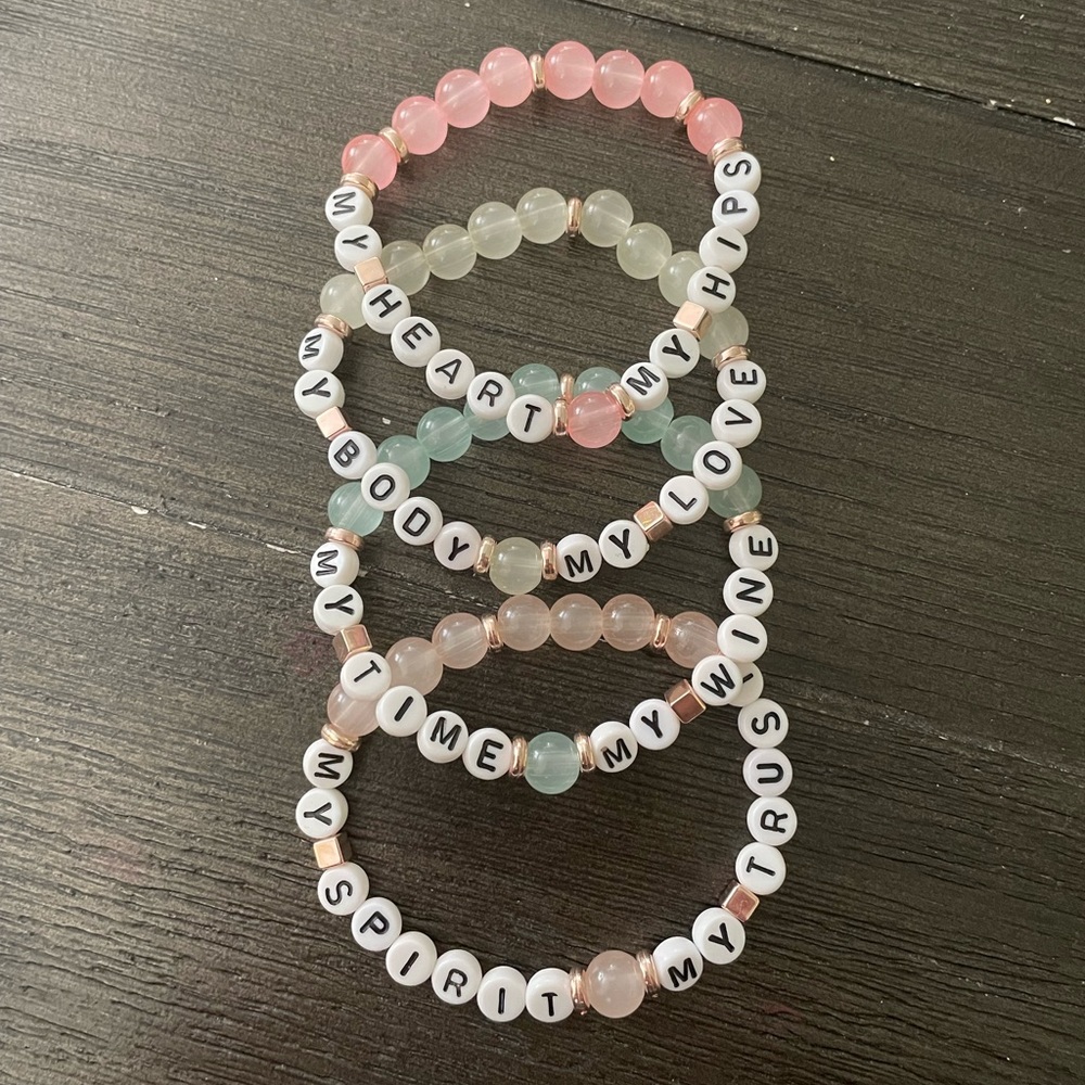 Taylor Swift friendship bracelets